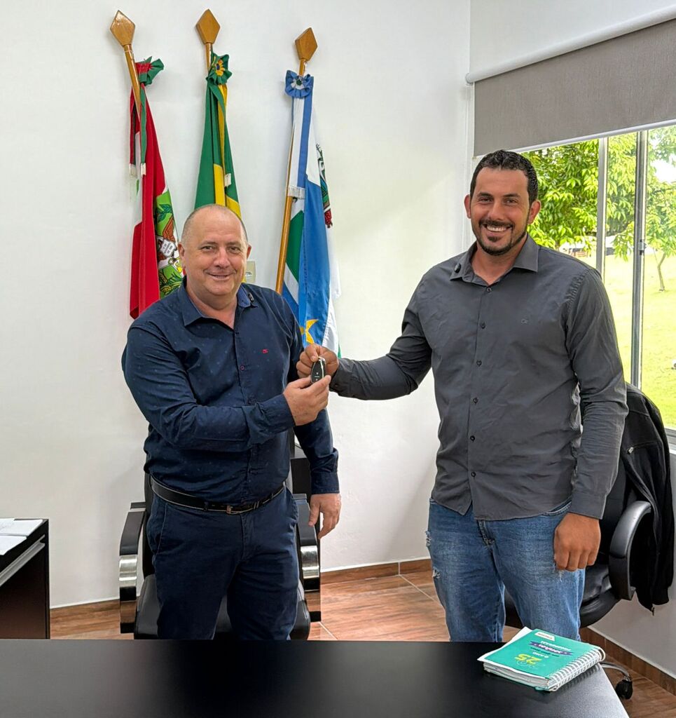 Prefeito Vanderlei Gallina transmite o cargo ao vice Douglas Kviatkoski por 10 dias